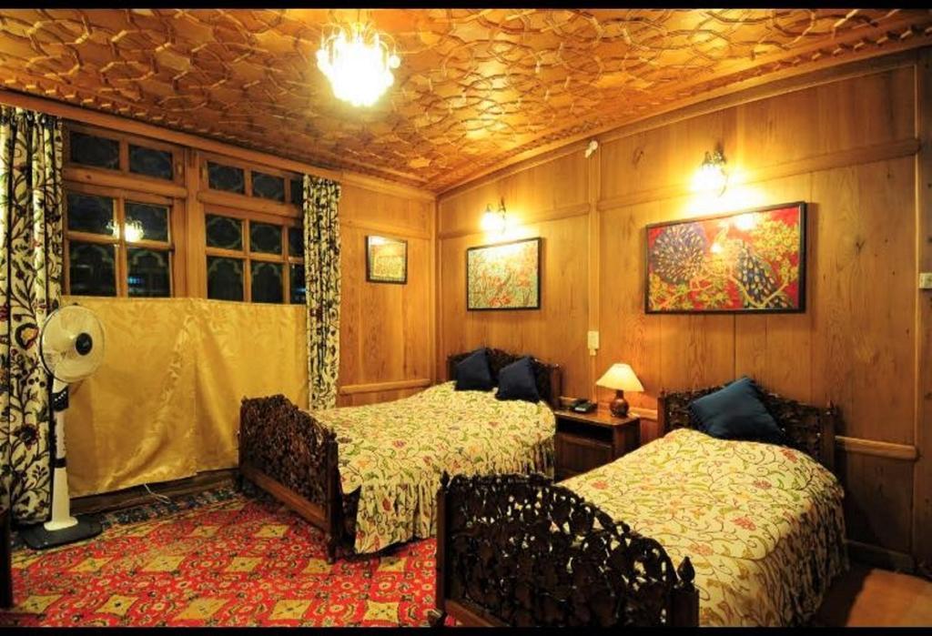 Yadgaar Houseboats Hotel Srīnagar Eksteriør billede
