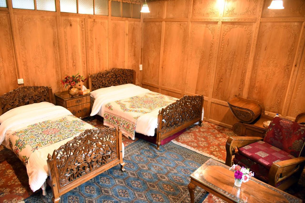 Yadgaar Houseboats Hotel Srīnagar Eksteriør billede