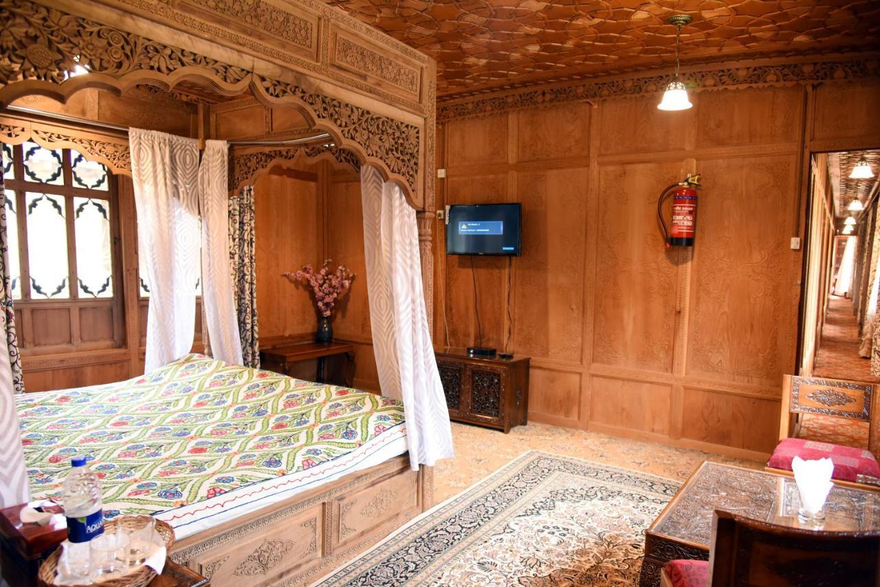 Yadgaar Houseboats Hotel Srīnagar Eksteriør billede
