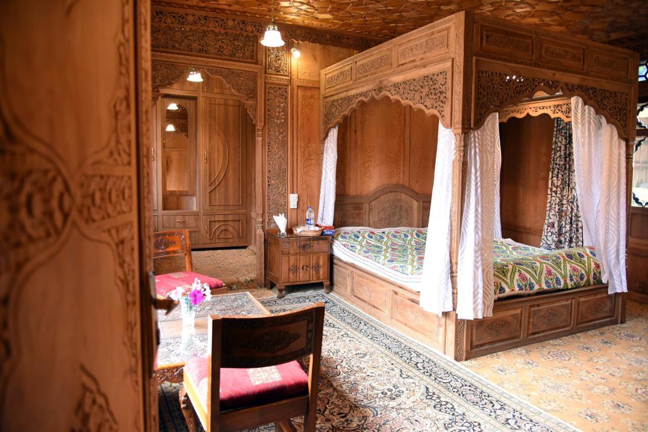 Yadgaar Houseboats Hotel Srīnagar Eksteriør billede