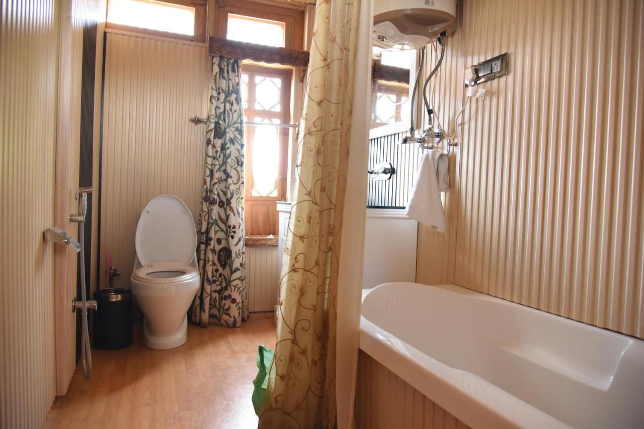 Yadgaar Houseboats Hotel Srīnagar Eksteriør billede
